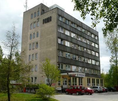 Zdjęcie przedstawia budynek 6 piętrowy przy ulicy Cementowej 3, w którym znajduje się siedziba Powiatowej Służby Drogowej